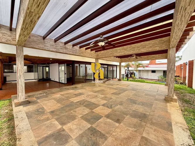 Alquiler de amplia casa para uso comercial  - Imagen 11