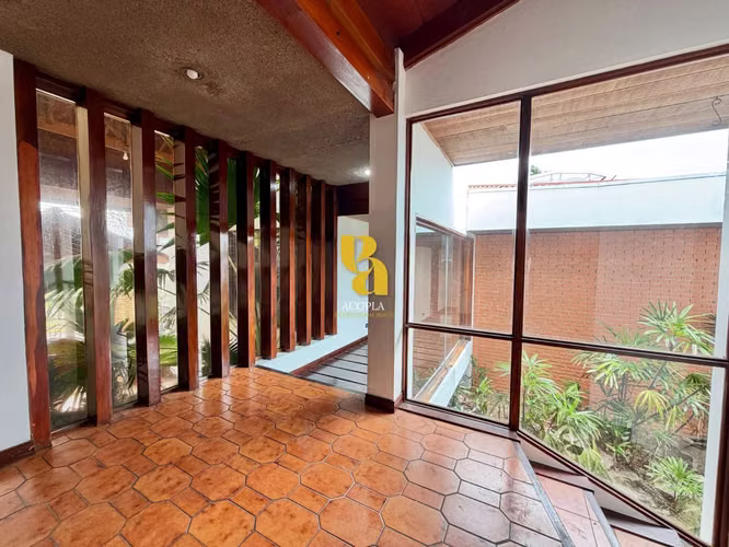 Alquiler de amplia casa para uso comercial  - Imagen 7