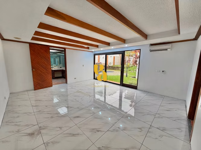 Alquiler de amplia casa para uso comercial  - Imagen 13