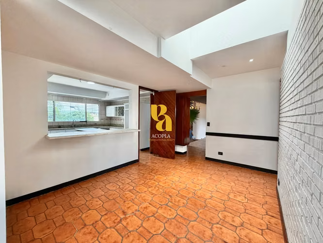 Alquiler de amplia casa para uso comercial  - Imagen 8