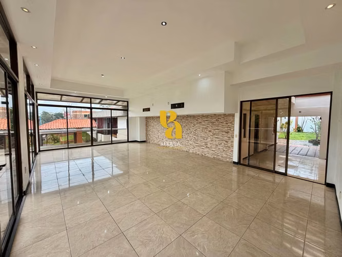 Alquiler de amplia casa para uso comercial  - Imagen 15