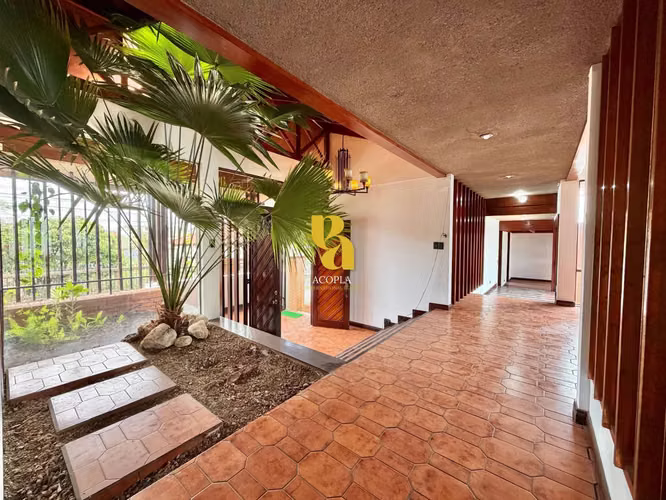 Alquiler de amplia casa para uso comercial  - Imagen 2