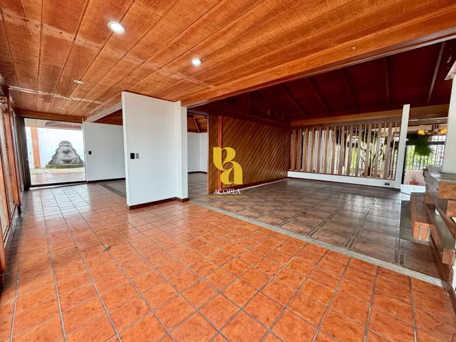 Alquiler de amplia casa para uso comercial  - Imagen 4