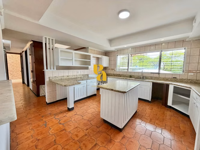 Alquiler de amplia casa para uso comercial  - Imagen 6