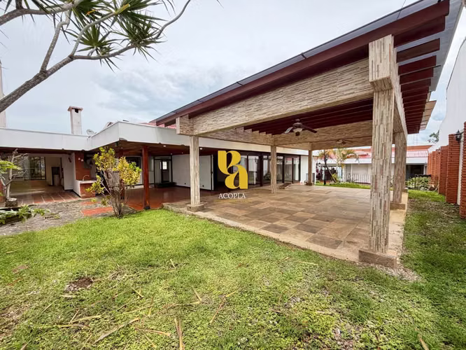 Alquiler de amplia casa para uso comercial  - Imagen 17