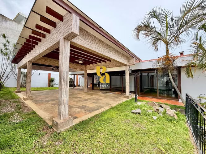 Alquiler de amplia casa para uso comercial 