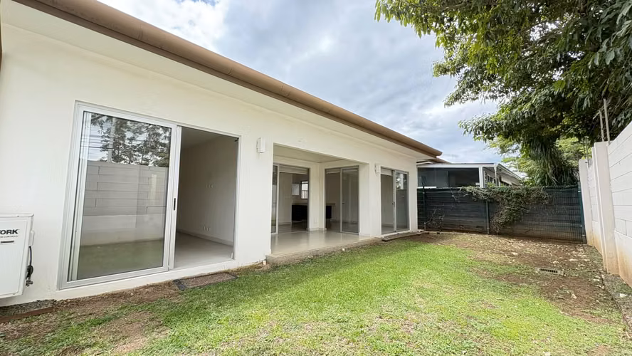 Casa amplia de 3 habitaciones y cuarto de servicio en venta en Lindora - Imagen 5