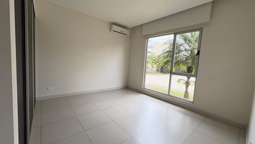 Casa amplia de 3 habitaciones y cuarto de servicio en venta en Lindora - Imagen 17