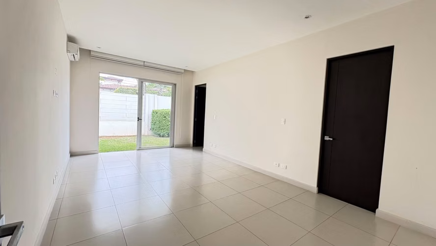 Casa amplia de 3 habitaciones y cuarto de servicio en venta en Lindora - Imagen 11