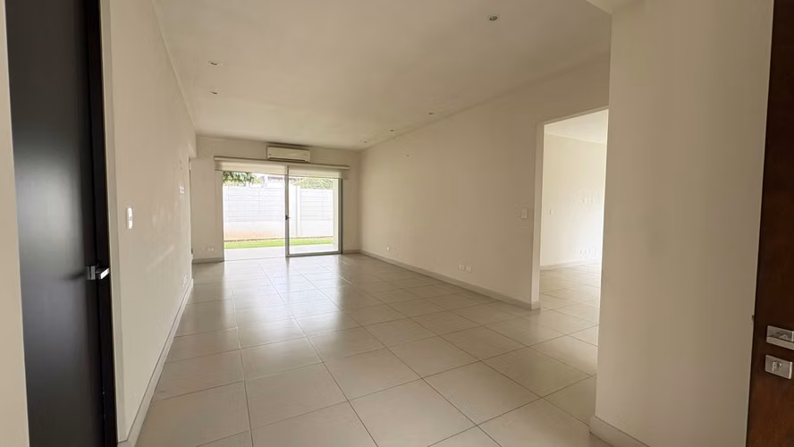 Casa amplia de 3 habitaciones y cuarto de servicio en venta en Lindora - Imagen 4