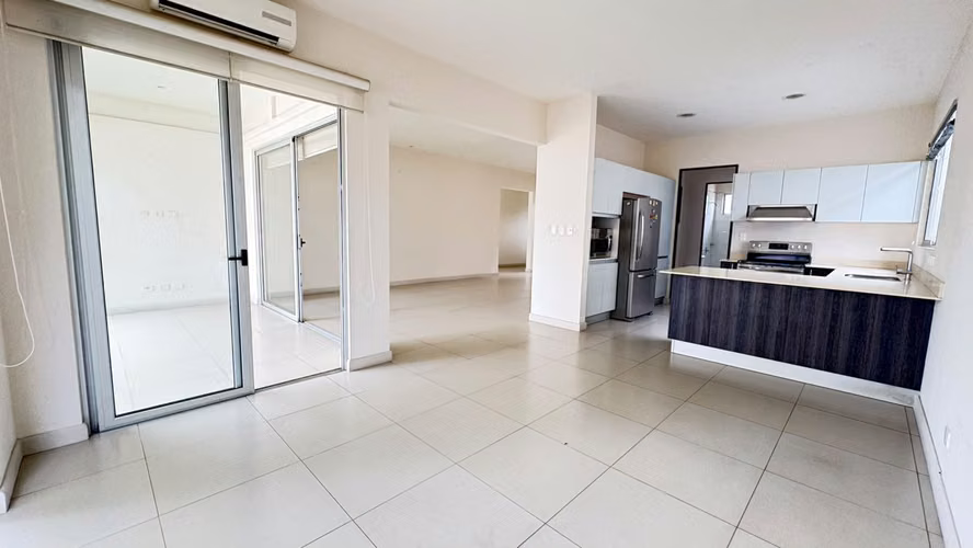 Casa amplia de 3 habitaciones y cuarto de servicio en venta en Lindora - Imagen 3