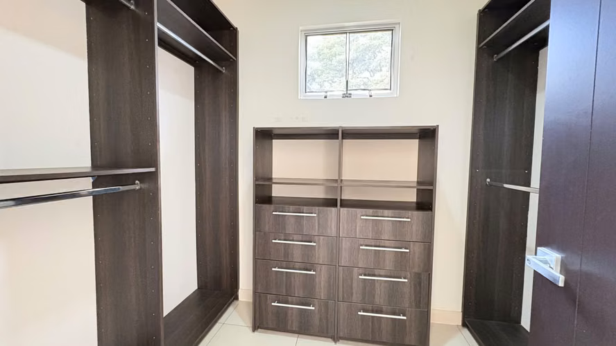 Casa amplia de 3 habitaciones y cuarto de servicio en venta en Lindora - Imagen 15