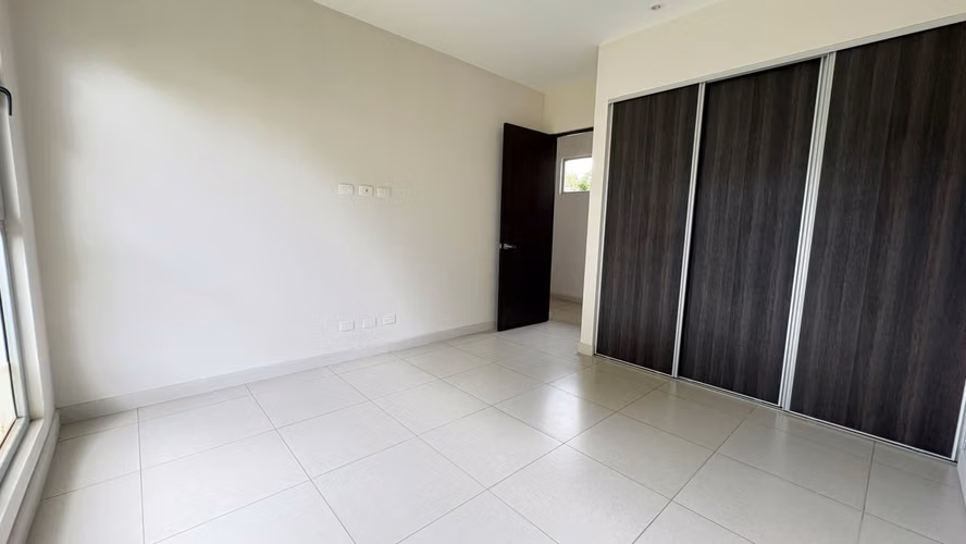 Casa amplia de 3 habitaciones y cuarto de servicio en venta en Lindora - Imagen 16