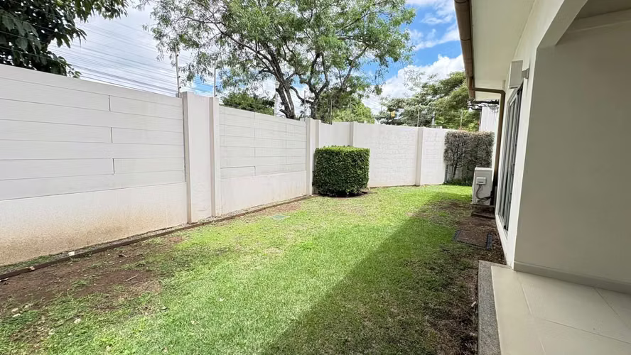 Casa amplia de 3 habitaciones y cuarto de servicio en venta en Lindora - Imagen 9