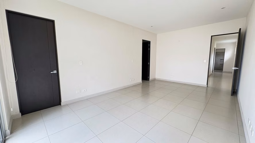 Casa amplia de 3 habitaciones y cuarto de servicio en venta en Lindora - Imagen 12