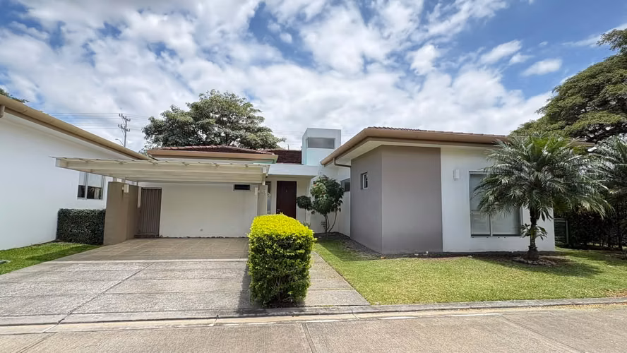 3 bedroom spacious house and service room for sale in Lindora