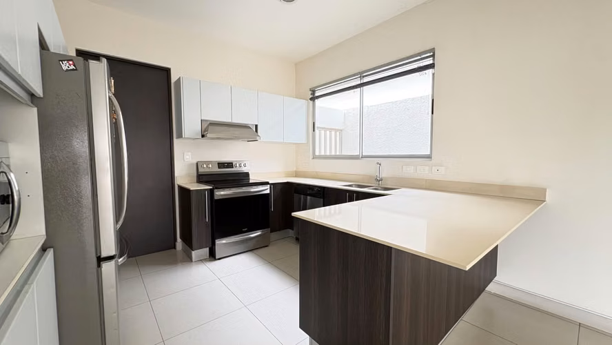 Casa amplia de 3 habitaciones y cuarto de servicio en venta en Lindora - Imagen 8