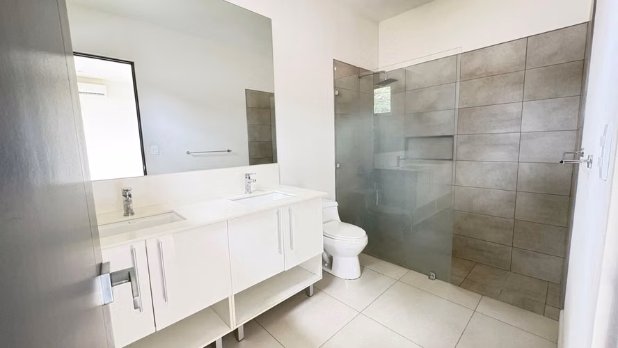 Casa amplia de 3 habitaciones y cuarto de servicio en venta en Lindora - Imagen 14
