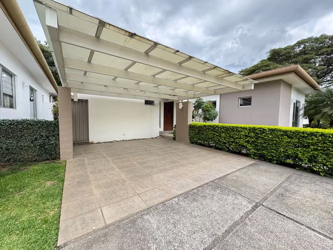 Casa amplia de 3 habitaciones y cuarto de servicio en venta en Lindora - Imagen 2