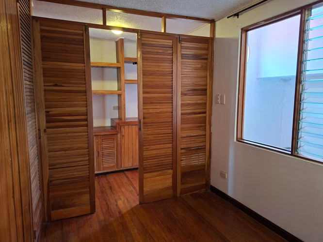 Casa dos plantas 2 habitaciones un estudio y una oficina en Curridabat