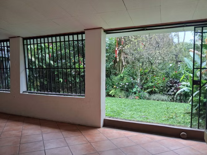 Casa dos plantas 2 habitaciones un estudio y una oficina en Curridabat
