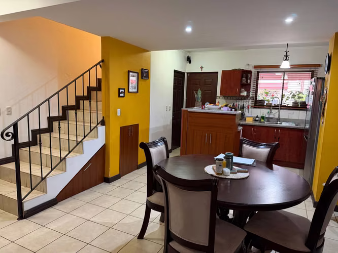 Vendo casa dos pisos en Condominio Vila del Sendero, Santa Lucía Barva Heredia a 5 min del Parque Central Heredia - Imagen 13