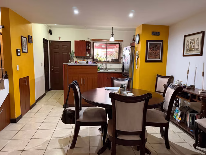 Vendo casa dos pisos en Condominio Vila del Sendero, Santa Lucía Barva Heredia a 5 min del Parque Central Heredia - Imagen 4