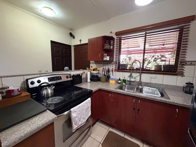 Vendo casa dos pisos en Condominio Vila del Sendero, Santa Lucía Barva Heredia a 5 min del Parque Central Heredia - Imagen 3