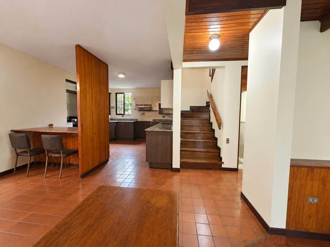 Casa de 4 habitaciones en alquiler cerca del Hospital La Católica | Calle Blancos - Imagen 5