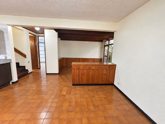 Casa de 4 habitaciones en alquiler cerca del Hospital La Católica | Calle Blancos - Imagen 6
