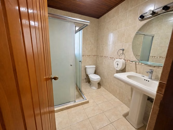 Casa de 4 habitaciones en alquiler cerca del Hospital La Católica | Calle Blancos - Imagen 13