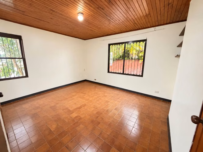 Casa de 4 habitaciones en alquiler cerca del Hospital La Católica | Calle Blancos - Imagen 10