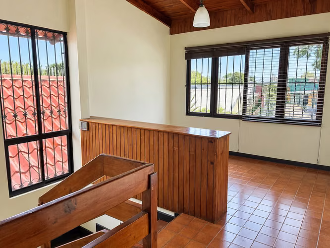 Casa de 4 habitaciones en alquiler cerca del Hospital La Católica | Calle Blancos