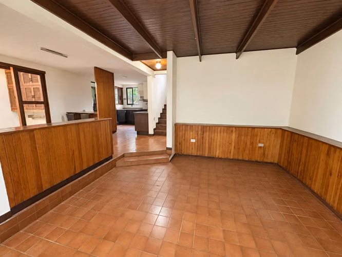 Casa de 4 habitaciones en alquiler cerca del Hospital La Católica | Calle Blancos - Imagen 16