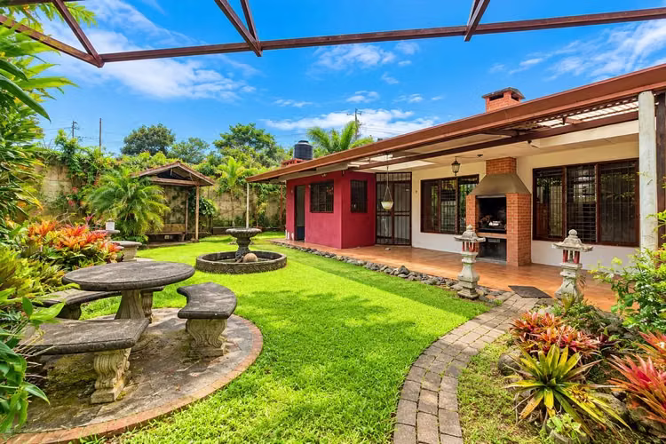 Alquiler de casa independiente y de una planta con apartamento en San Luis de Santo Domingo, Heredia. - Imagen 5