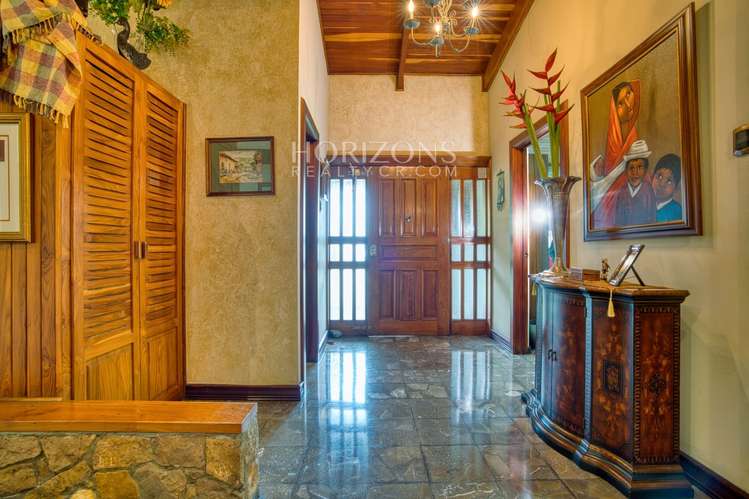 Casa con Uso de Suelo Mixto en Pinares de Curridabat Con 1,616m2 de Terreno – Ideal para Negocio o Residencia a nja1247 - Imagen 4