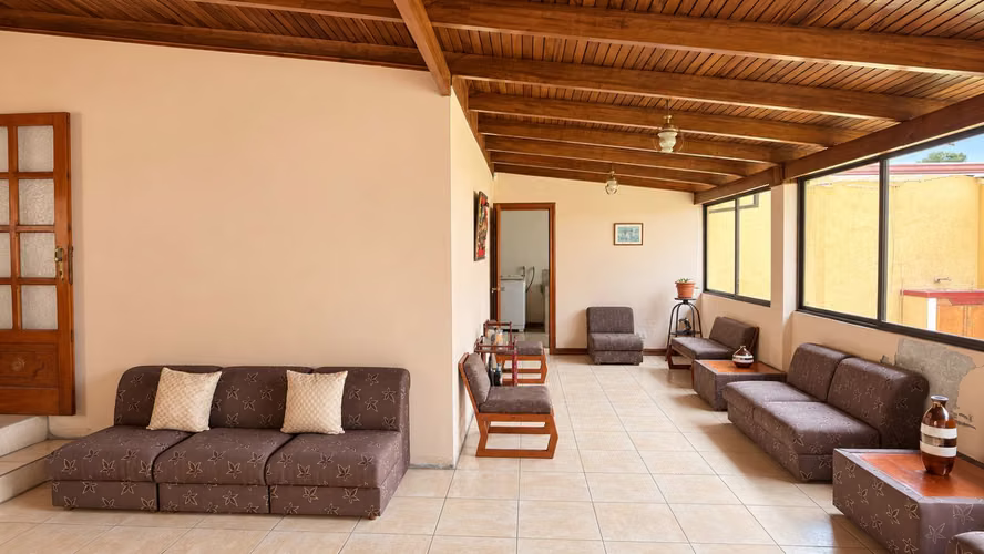 Venta | Casa con amplio jardín y cochera para 3 vehículos | Desamparados centro