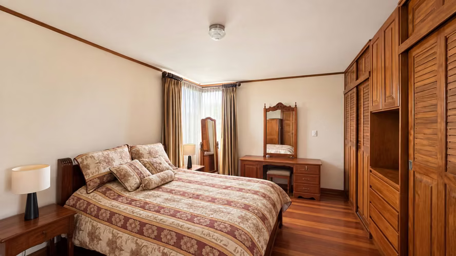 Venta | Casa con amplio jardín y cochera para 3 vehículos | Desamparados centro