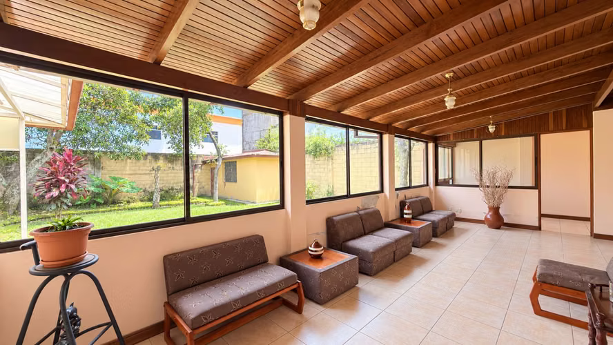 Venta | Casa con amplio jardín y cochera para 3 vehículos | Desamparados centro