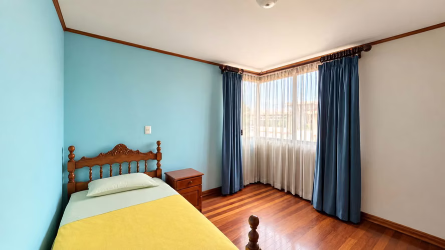 Venta | Casa con amplio jardín y cochera para 3 vehículos | Desamparados centro