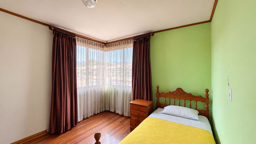 Venta | Casa con amplio jardín y cochera para 3 vehículos | Desamparados centro