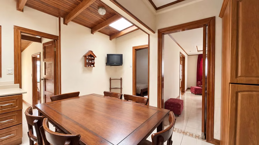Venta | Casa con amplio jardín y cochera para 3 vehículos | Desamparados centro