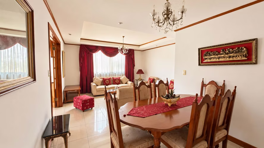 Venta | Casa con amplio jardín y cochera para 3 vehículos | Desamparados centro