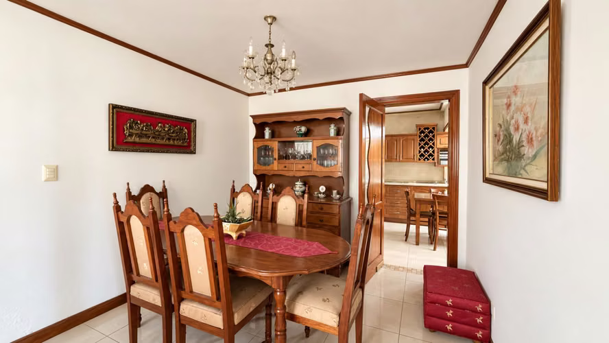 Venta | Casa con amplio jardín y cochera para 3 vehículos | Desamparados centro