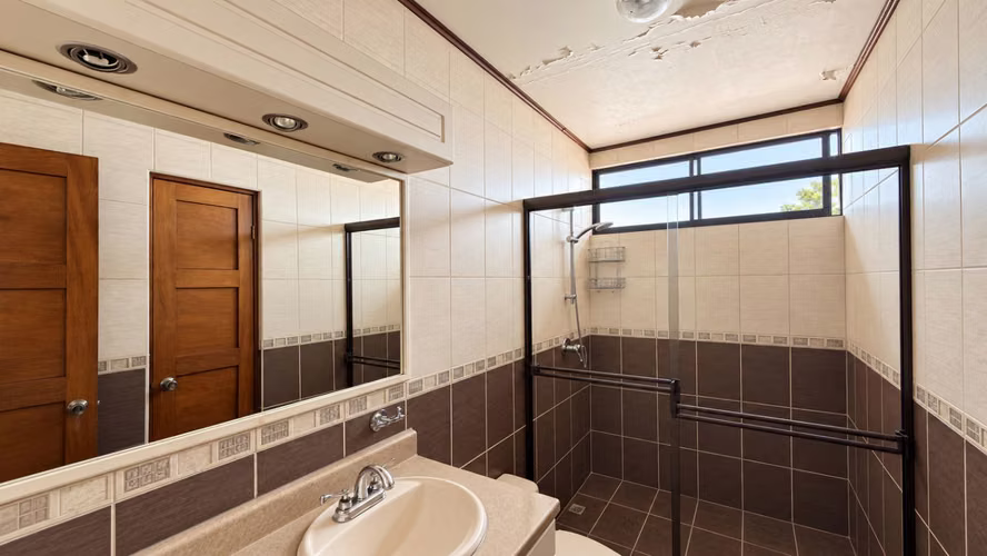 Venta | Casa con amplio jardín y cochera para 3 vehículos | Desamparados centro