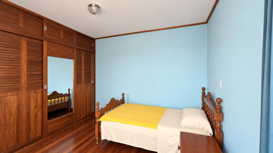 Venta | Casa con amplio jardín y cochera para 3 vehículos | Desamparados centro