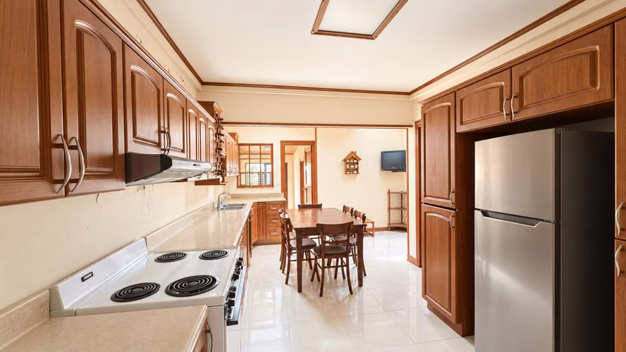 Venta | Casa con amplio jardín y cochera para 3 vehículos | Desamparados centro