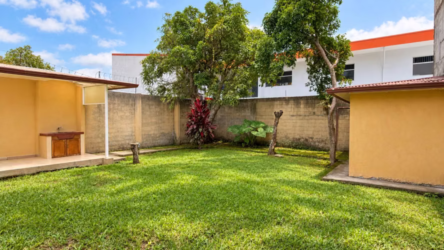Venta | Casa con amplio jardín y cochera para 3 vehículos | Desamparados centro