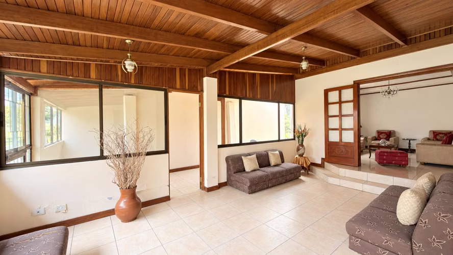 Venta | Casa con amplio jardín y cochera para 3 vehículos | Desamparados centro