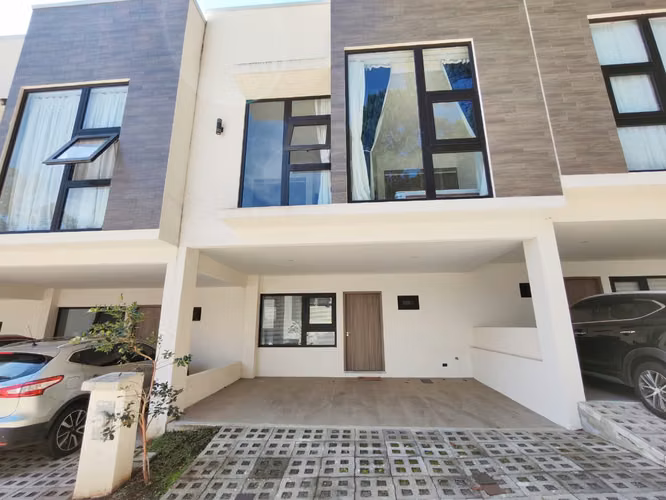 Se alquila hermosa casa semi amoblada en San Antonio de Escazú.
